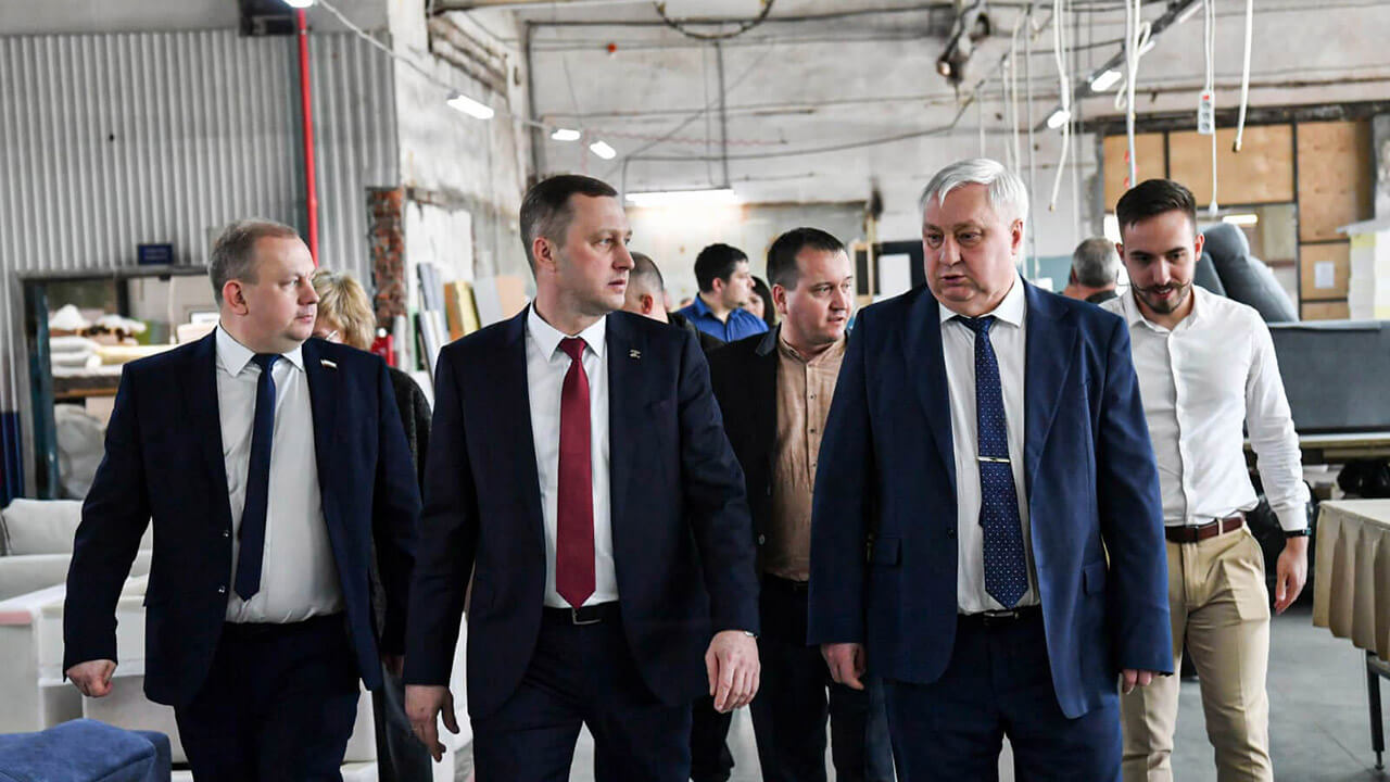 5 апреля Губернатор Саратовской области Бусаргин Р.В. посетил энгельсскую мебельную фабрику "Френдом"
